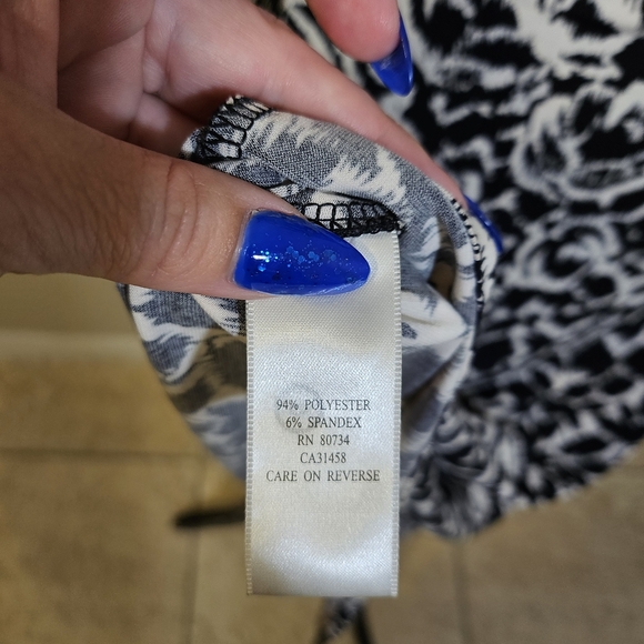 Elegant Black and White Floral Dress - Picture 6 of 8